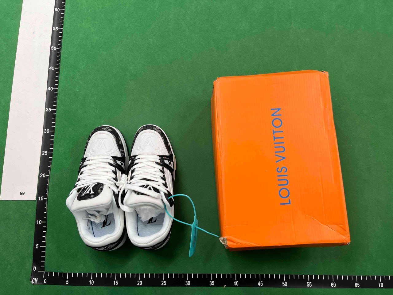 Louis Vuitton B22 Sneakers -1