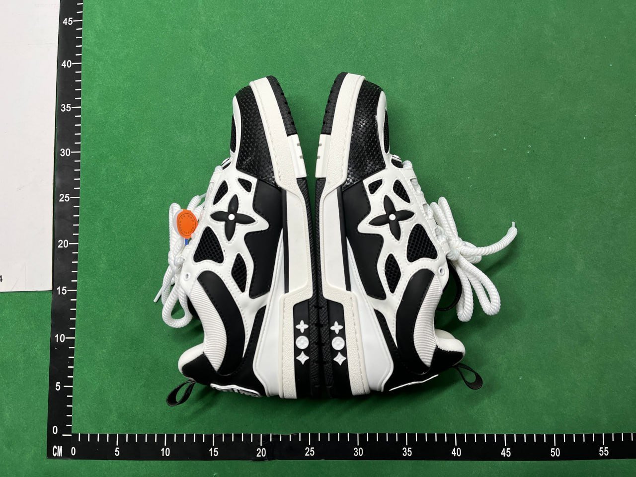  Louis Vuitton B22 Sneakers  -1