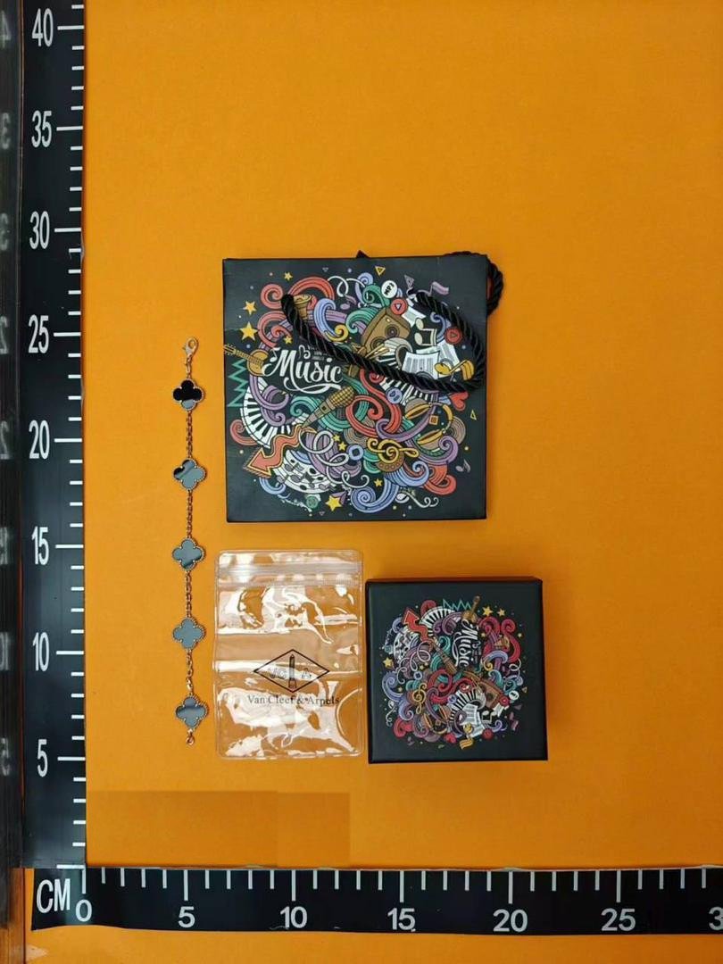 Van Cleef & Arpels Alhambra Four-leaf Clover Bracelet [Multiple Colors Available] -1