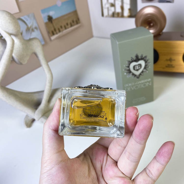 Dolce & Gabbana offers men's fragrance- -3