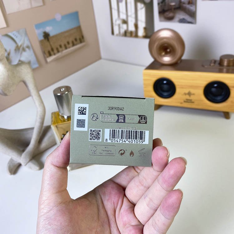 Dolce & Gabbana offers men's fragrance- -6